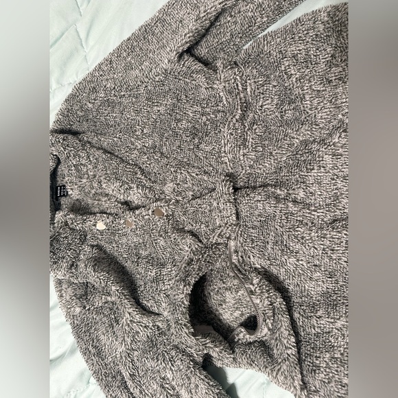 Fuzzy nursing pullover - Picture 4 of 4